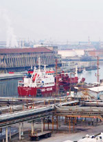 Immagine: Veduta di Porto Marghera con condotte e stabilimenti industriali