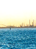 Immagine: Veduta dal mare di Porto Marghera con stabilimenti industriali